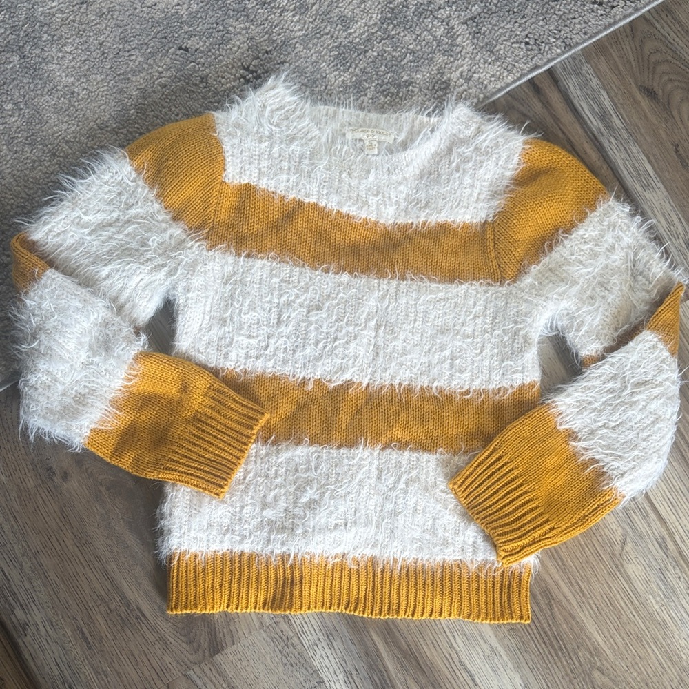 Chelsea & Violet Fuzzy White and Gold Striped Sweater 🎄